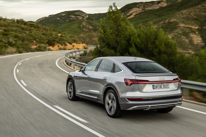 A tisztán elektromos SUV és az e-tron Sportback SUV kupé modellek felszereltsége bővült