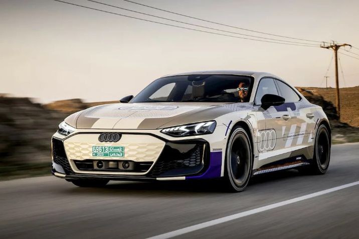 Megvillantotta az Audi a frissített e-tron GT modelljét
