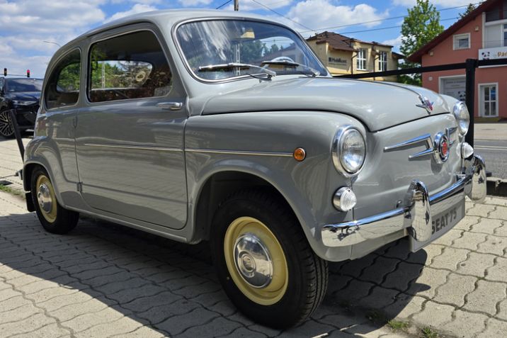 75 éves a SEAT, ott jártunk a 60 éves autóval ékesített szülinapon.