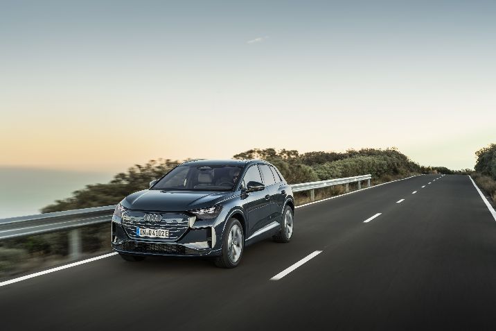 Audi%20Q4%20e-tron%3A%20Magyarorsz%E1gon%20is%20bemutatt%E1k%20a%20meg%FAjult%20form%E1ban%20h%F3d%EDt%F3%2C%20legn%E9pszer%u0171bb%20elektromos%20Audi%20modellt