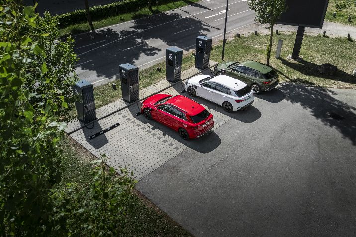 Er%u0151s%20negyedik%20negyed%E9v%E9nek%20k%F6sz%F6nhet%u0151en%20az%20Audi%201%2C6%20milli%F3%20j%E1rm%u0171%20lesz%E1ll%EDt%E1s%E1val%20sikerrel%20vette%20a%202025-%F6s%20kih%EDv%E1sokat