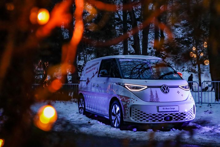 A Volkswagen ID.Buzz Cargo Karácsonyi Díszekbe Öltözve Hódít Lilafüreden és Miskolc Belvárosában!