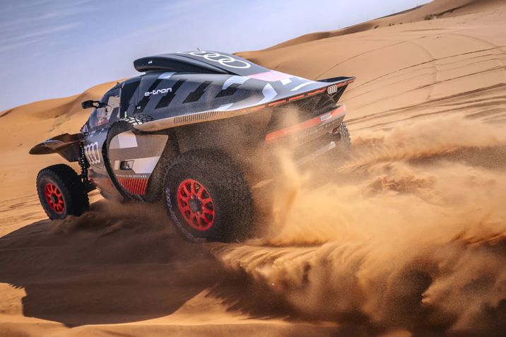 Sainz megint elhúzott a Dakaron – a teljes Audi csapat nagyot ment
