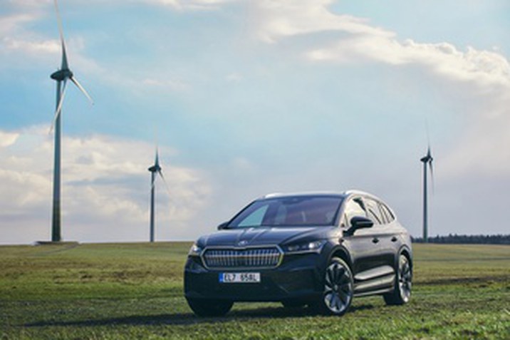 Szén-dioxid-semleges mérleg mentén szállítja ki ügyfeleinek ENYAQ iV modelljét a ŠKODA AUTO