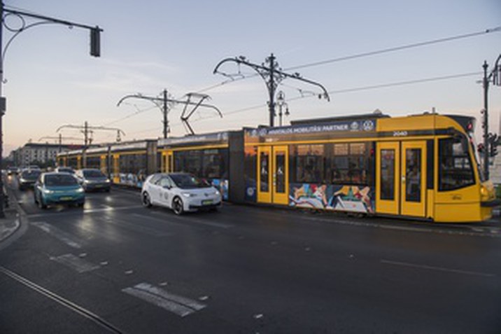 Volkswagen villamos pezsdíti fel a fővárosi közlekedést az Eb alatt